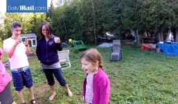 Video: Ông bố dùng máy bay điều khiển từ xa để nhổ răng cho con gái