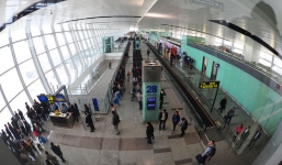 Phát hiện điện thoại iPhone 5 trong thùng rác ở sân bay