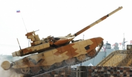 Siêu tăng T-90MS khai hỏa tiêu diệt mục tiêu trên sa mạc