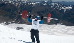 Video: Vận động viên vừa gánh tạ vừa chinh phục đỉnh núi gần 6000 m