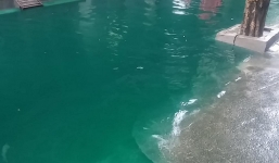 Hiện tượng lạ: Nước chuyển màu xanh ở đường phố Hà Nội