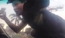 Nam thanh niên lạ mặt nhảy lên ôtô ăn vạ suốt 4 km