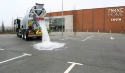 Video: Cận cảnh mặt đường tự hút nước khi ngập lụt ở Anh