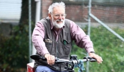 Cụ ông 70 tuổi đạp xe 400km mua cà phê cho vợ