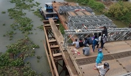 Đôi nam nữ rớt xuống sông khi qua cầu tạm: Tìm thấy thi thể cô gái