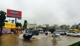 Chật vật lội 'phố thành sông' Hà Nội