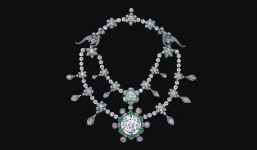 Cận cảnh chiếc vòng cổ kim cương hơn 4 nghìn tỷ đồng