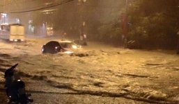 Mưa lớn ở Hà Nội: Xế hộp 'bơi' trên biển nước