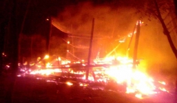 Ngôi nhà bị thiêu rụi, học sinh không còn sách vở quần áo đến trường