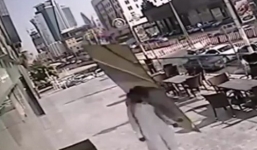 Người đàn ông thoát chết kì diệu sau khi bị mảng kính rơi trúng đầu