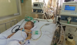 TP.HCM: Bé trai 2 tuổi nguy kịch sau khi rơi từ tầng 2 xuống đất