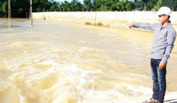 Cảm động học sinh cứu được 2 thầy cô giáo thoát khỏi dòng nước lũ