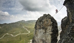 Thót tim nhìn chàng trai đạp xe trên dây bắc qua vách núi