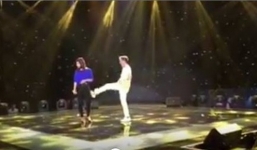 Đàm Vĩnh Hưng vừa mắng vừa đá Phượng Vũ trên sân khấu