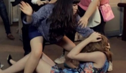 Thấy tình cũ có người mới, đi đánh ghen náo loạn khu phố