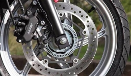 Hệ thống chống bó cứng phanh ABS, giúp xe 2 bánh an toàn hơn