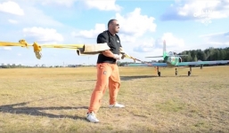 Video: Lực sĩ dùng tay không ngăn hai máy bay cất cánh