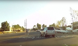 Máy bay hạ cánh khẩn cấp ngay trên đường phố Mỹ vào giờ cao điểm