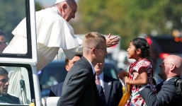 Video: Bé gái nhập cư vượt rào an ninh để ôm Giáo hoàng