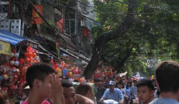 “Biển” người chen chân phố hàng Mã sắm đồ trung thu 