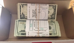 Được giao nhầm 29 triệu tiền mặt trong hộp bánh pizza