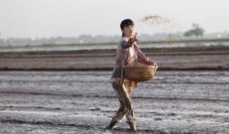 Ngọc Trinh trong trang phục quê mùa đi lội ruộng