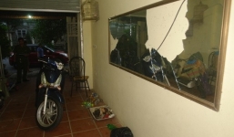 Người đàn ông nghi ngáo đá, khống chế con trai 5 tuổi trong biệt thự