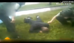 Trót đánh vợ, người đàn ông quỳ dưới mưa đến ngất mong vợ tha thứ