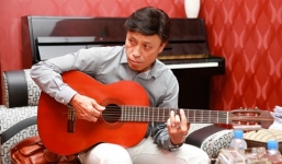 Tuấn Ngọc hào hoa và lãng tử bên cây đàn ghi