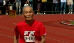 Cụ ông 105 tuổi phá vỡ kỷ lục về đường chạy 100 mét