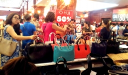 Ảnh: Đại gia Hà Nội đổ xô săn hàng hiệu tiền triệu