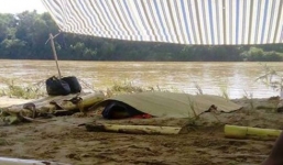 Hai vợ chồng bị nước cuốn: Bé trai khát sữa khóc không thành tiếng