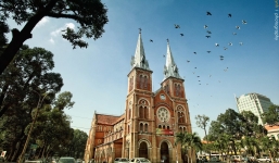 Nam thanh niên bất ngờ xông vào Nhà thờ Đức Bà, cố thủ bên trong