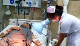 Nhập viện do bị đồng nghiệp đâm thủng phổi