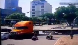 Vụ xe container tông trực diện người chờ đèn đỏ: Lời kể nạn nhân