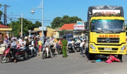 Xe tải cuốn 3 cha con vào gầm, bé gái 10 tuổi tử vong