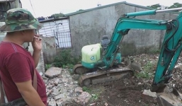 Người dân phục kích bắt ổ rắn hổ mang chúa