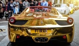 'Chói mắt' với siêu xe 6,5 tỷ dát vàng đậu giữa phố