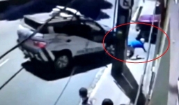 Video: Tên cướp đi xe đạp trấn lột điện thoại bị ôtô đâm ngã nhào xuống đường