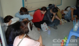 29 nam, nữ nhảy nhót điên cuồng trong quán karaoke