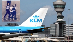 Hành khách cố mở cửa máy bay để đi toilet