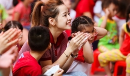 Chi Pu thân thiện chơi đùa với trẻ em khuyết tật trong tết Trung thu