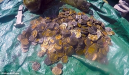 Phát hiện kho báu gần 900 đồng tiền vàng khi dọn đáy biển