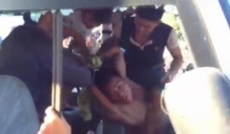 Ông bố vừa ôm con gái nhỏ vừa cướp tay lái xe buýt