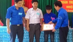 Nam sinh cứu cô giáo bị lật thuyền được tặng huy hiệu Tuổi trẻ dũng cảm