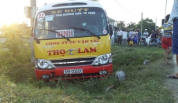 Video: Bé gái khóc thét khi người bố “cướp vô lăng” xe buýt bị bắt đi