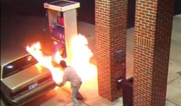 Video: Trạm xăng bốc cháy vì khách bật lửa đốt nhện