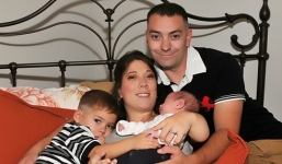 Chuyện tình cô vợ mắc bệnh hiếm 1,4m và người chồng điển trai cao 1,8m