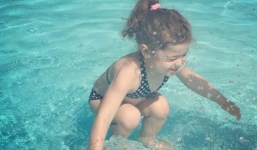 Cô bé ở trên hay ở dưới nước gây tranh cãi nảy lửa?