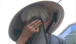 Xót xa cảnh cụ bà 90 tuổi còng lưng nuôi 2 con bại liệt